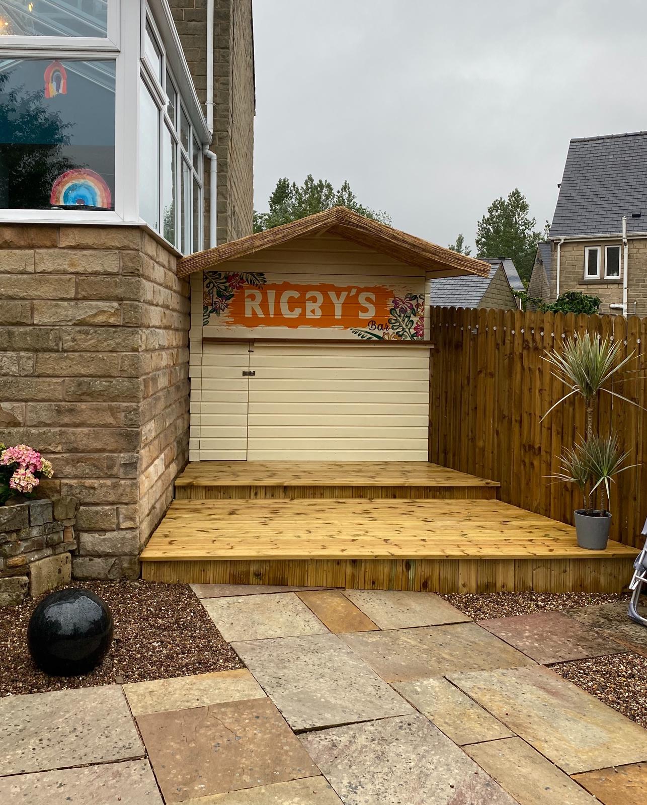 Garden bar & decking